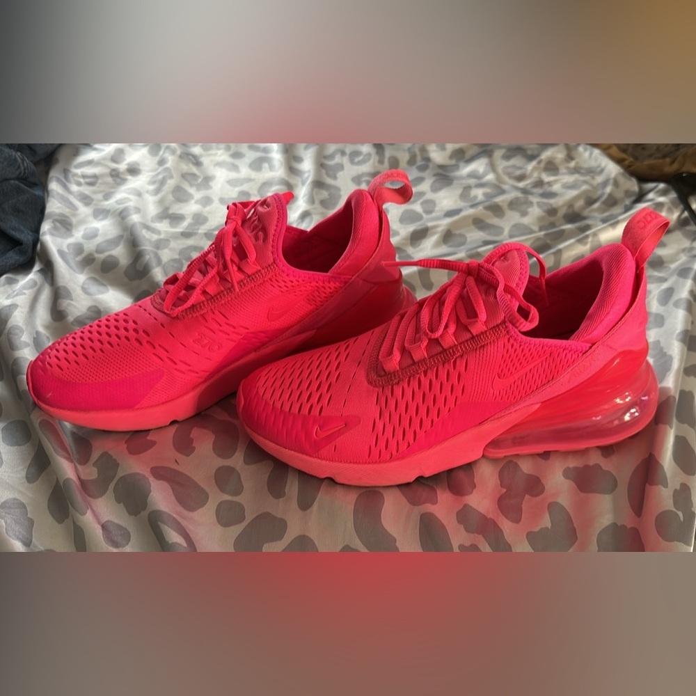 Nike Women's Bright Pink 270’s